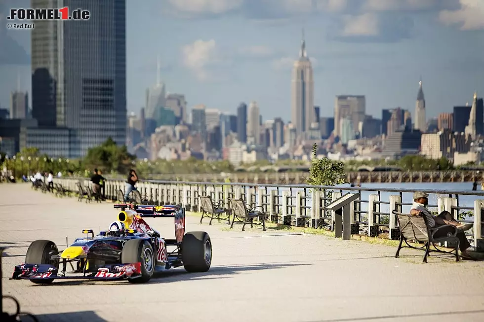 Foto zur News: ...auch nicht, als Pilot David Coulthard vor der Skyline Manhattans um die Freiheitsstatue raste.