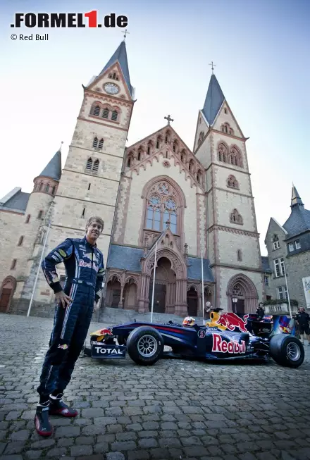 Und noch eine Vettel-Party: Im Vorfeld des Deutschland-Grand-Prix 2010 schaute der Hesse in seiner unweit Hockenheims gelegenen Heimatstadt Heppenheim vorbei. Ob das Ordnungsamt für das Parken vor der Kirche ein Knöllchen ausgestellt hat? Foto zur News: Und noch eine Vettel-Party: Im Vorfeld des Deutschland-Grand-Prix 2010 schaute der Hesse in seiner unweit Hockenheims gelegenen Heimatstadt Heppenheim vorbei. Ob das Ordnungsamt für das Parken vor der Kirche ein Knöllchen ausgestellt hat?