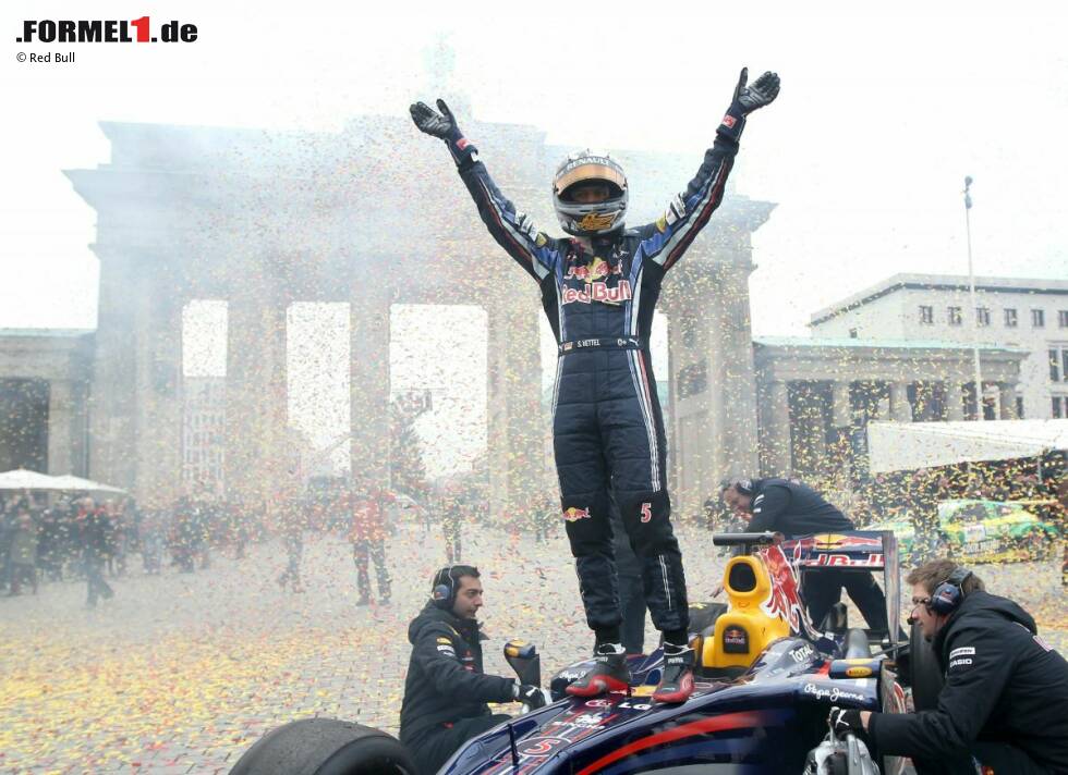 Foto zur News: WM-Party im Stile der Fußball-Nationalmannschaft: Sebastian Vettel feierte 2010 seinen ersten Formel-1-WM-Titel vor dem Brandenburger Tor in Berlin und ließ in der Hauptstadt ordentlich die Reifen qualmen.