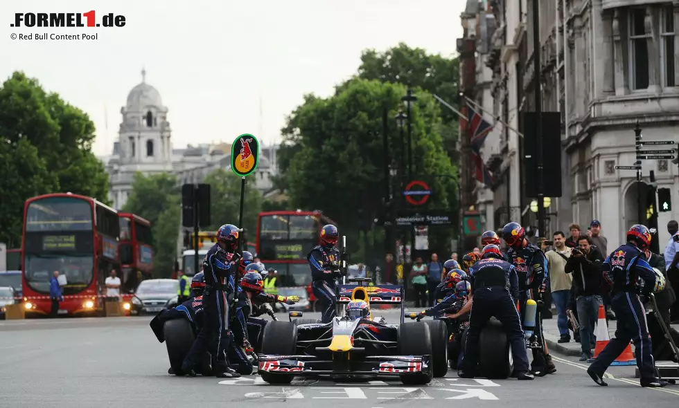 Boxenstopp in London: Ein Rennen rund um die Sehenswürdigkeiten der britischen Hauptstadt ist ein Lebenstraum Bernie Ecclestones. Red Bull und Mark Webber gaben ihm 2010 ein Gesicht. Foto zur News: Boxenstopp in London: Ein Rennen rund um die Sehenswürdigkeiten der britischen Hauptstadt ist ein Lebenstraum Bernie Ecclestones. Red Bull und Mark Webber gaben ihm 2010 ein Gesicht.