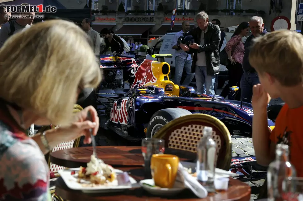 Red Bull und die Showruns: Seit dem Formel-1-Einstieg im Jahr 2005 schickt der Brauseriese seine Boliden und seine Piloten rund um die Welt, um an den spektakulärsten Orten den Motor aufheulen zu lassen und für spektakuläres Bildmaterial zu sorgen. Nicht, dass die Kulissen von Graz, Wien, Budapest, Barcelona, Rom, Paris, Brüssel, Kopenhagen, Osaka, Yokohama, Bangkok, Mexiko-Stadt, Sydney, Perth, Baku, Bogota, Kuwait oder Neapel nicht einen Schnappschuss wert gewesen wären - aber wir haben im Archiv gekramt und Aufnahmen gefunden, die noch atemberaubender und außergewöhnlicher sind. Foto zur News: Red Bull und die Showruns: Seit dem Formel-1-Einstieg im Jahr 2005 schickt der Brauseriese seine Boliden und seine Piloten rund um die Welt, um an den spektakulärsten Orten den Motor aufheulen zu lassen und für spektakuläres Bildmaterial zu sorgen. Nicht, dass die Kulissen von Graz, Wien, Budapest, Barcelona, Rom, Paris, Brüssel, Kopenhagen, Osaka, Yokohama, Bangkok, Mexiko-Stadt, Sydney, Perth, Baku, Bogota, Kuwait oder Neapel nicht einen Schnappschuss wert gewesen wären - aber wir haben im Archiv gekramt und Aufnahmen gefunden, die noch atemberaubender und außergewöhnlicher sind.