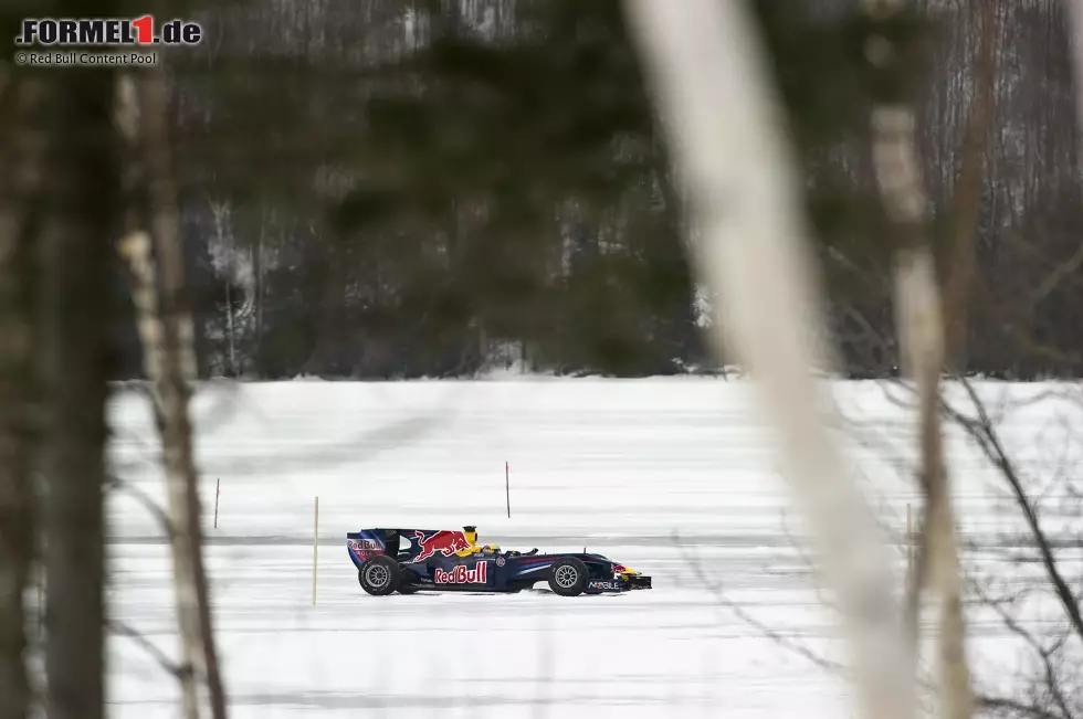 Auf dem Clearwater Lake in Montreal: Sebastien Buemi ließ 2010 seinen RB5 über die Eisplatte in Kanada rauschen und sorgte für einige - im wahrsten Sinne des Wortes - "coole" Aufnahmen. Foto zur News: Auf dem Clearwater Lake in Montreal: Sebastien Buemi ließ 2010 seinen RB5 über die Eisplatte in Kanada rauschen und sorgte für einige - im wahrsten Sinne des Wortes - "coole" Aufnahmen.