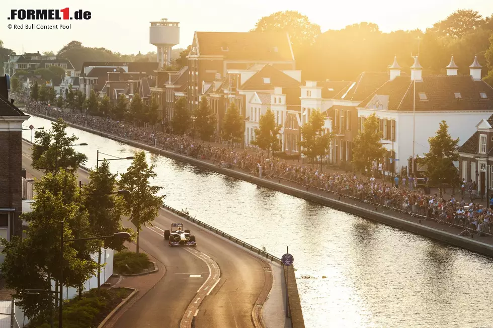 Bekannt als fahrradfreundlich und als Mekka der Motorrad-Fans, aber auch mit dem Formel-1-Boliden einige Liter Super Plus wert: David Coulthard flanierte 2013 an den Grachten des niederländischen Assen entlang. Foto zur News: Bekannt als fahrradfreundlich und als Mekka der Motorrad-Fans, aber auch mit dem Formel-1-Boliden einige Liter Super Plus wert: David Coulthard flanierte 2013 an den Grachten des niederländischen Assen entlang.