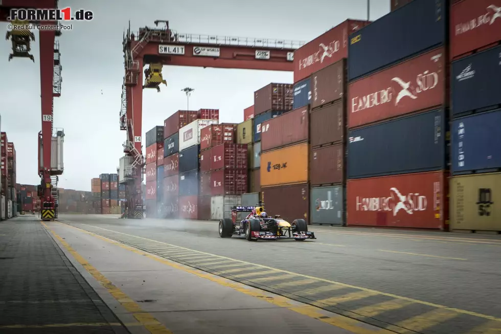 Steht Hamburg drauf, ist es aber nicht: Die Container, die Carlos Sainz 2015 umrundete, standen im Hafen der peruanischen Hauptstadt Lima. Klarer Fall von Exportschlager! Foto zur News: Steht Hamburg drauf, ist es aber nicht: Die Container, die Carlos Sainz 2015 umrundete, standen im Hafen der peruanischen Hauptstadt Lima. Klarer Fall von Exportschlager!