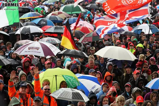Einziges Problem in Silverstone ist der englische Sommer - so er denn diesen Namen überhaupt verdient. "Ich erinnere mich noch daran, dass 2012 sogar das Qualifying verschoben werden musste", schnauft Perez über das Jahr, in dem die Strecke und die Campingplätze absoffen. Es gab ein beispielloses Verkehrschaos. Foto zur News: Einziges Problem in Silverstone ist der englische Sommer - so er denn diesen Namen überhaupt verdient. "Ich erinnere mich noch daran, dass 2012 sogar das Qualifying verschoben werden musste", schnauft Perez über das Jahr, in dem die Strecke und die Campingplätze absoffen. Es gab ein beispielloses Verkehrschaos.