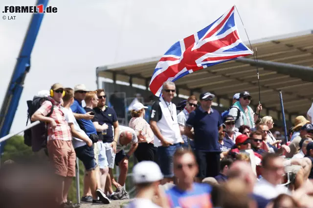 Foto zur News: Nur in zwei Ländern gab es seit der Einführung der Formel 1 im Jahre 1950 in jeder Saison einen Grand Prix: in Italien und in Großbritannien. Passend, dass der zweite im "Home of British Motor Racing" einen Stammplatz gefunden hat. Die Rede ist vom Ex-Flugplatzkurs in Silverstone, der heute zu den letzten Mutstrecken im Kalender zählt.