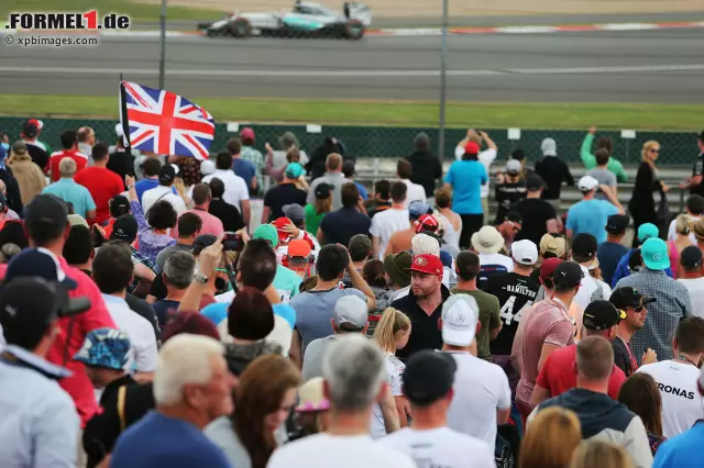 Gelegen ist Silverstone in der Grafschaft Northamptonshire - im zuweilen trist anmutenden Mittelengland, das nur in ländlichen Gegenden Rosamunde-Pilcher-Flair versprüht. Kulinarisch muss vor dem Schmelztiegel des schlechten Geschmacks gewarnt werden, schließlich gibt es an der Strecke in Bierteig frittierte Mars-Riegel zu kaufen! Foto zur News: Gelegen ist Silverstone in der Grafschaft Northamptonshire - im zuweilen trist anmutenden Mittelengland, das nur in ländlichen Gegenden Rosamunde-Pilcher-Flair versprüht. Kulinarisch muss vor dem Schmelztiegel des schlechten Geschmacks gewarnt werden, schließlich gibt es an der Strecke in Bierteig frittierte Mars-Riegel zu kaufen!