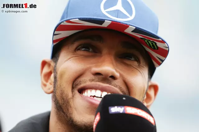 Lewis Hamilton (Mercedes) ist gerne in seiner Heimat: "Ich liebe es, meine Familie zu sehen und durch den Landstrich zu fahren, in dem ich aufgewachsen bin. Wenn ich in Baku bin, habe ich von Straßen und Restaurants keinen blassen Schimmer." In Silverstone trifft der Weltmeister Freunde, die er vor 21 Jahren kennenlernte. Foto zur News: Lewis Hamilton (Mercedes) ist gerne in seiner Heimat: "Ich liebe es, meine Familie zu sehen und durch den Landstrich zu fahren, in dem ich aufgewachsen bin. Wenn ich in Baku bin, habe ich von Straßen und Restaurants keinen blassen Schimmer." In Silverstone trifft der Weltmeister Freunde, die er vor 21 Jahren kennenlernte.