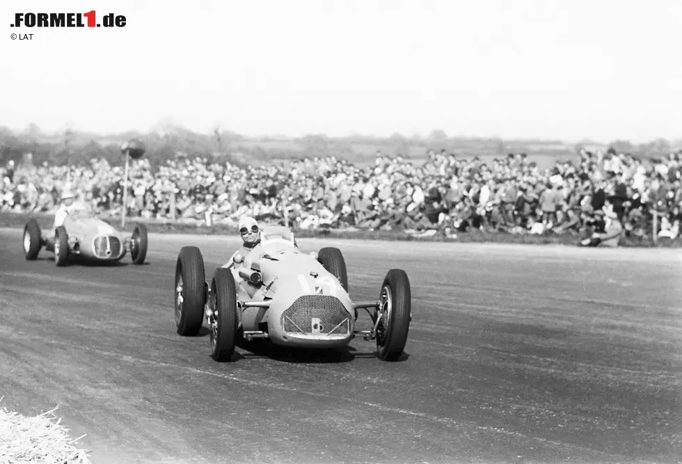 Foto zur News: Ihr Debüt feierte auch die Strecke schon 1950. Damals musste sich der Royal Automobile Club das Armee-Flugfeld von der Royal Air Force pachten, um Autos über Start- und Landebahnen fahren zu lassen - nachdem ein Jahr zuvor noch Amateure gewütet, ein Schaf zu Tode gefahren und dem Rennen den Spitznamen &quot;Mutton Grand Prix&quot; verpasst hatte.