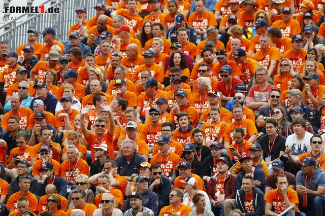 Auf den Tribünen könnten sich an diesem Wochenende viele niederländische Fans einfinden. Die Holländer haben bereits seit Jahren keinen eigenen Grand Prix mehr, und mit Max Verstappen gibt es quasi auch einen Lokalmatadoren, den sie lautstark anfeuern werden. Foto zur News: Auf den Tribünen könnten sich an diesem Wochenende viele niederländische Fans einfinden. Die Holländer haben bereits seit Jahren keinen eigenen Grand Prix mehr, und mit Max Verstappen gibt es quasi auch einen Lokalmatadoren, den sie lautstark anfeuern werden.