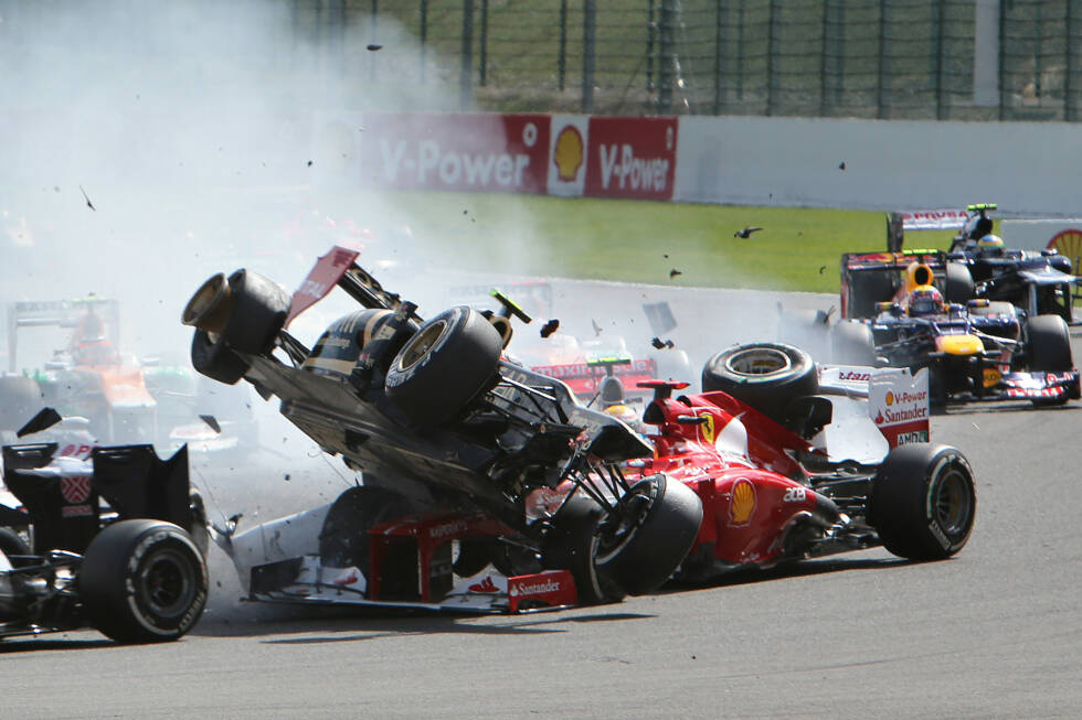 Foto zur News: Außerdem ist die erste Kurve nach dem Start immer für einen Unfall gut. 2012 hatte Fernando Alonso großes Glück, dass er nicht von Romain Grosjean am Kopf getroffen wurde.