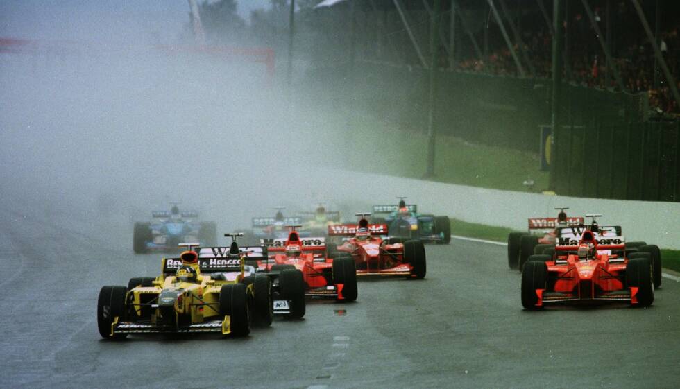Foto zur News: Ebenfalls in Erinnerung dürfte allen Fans und Piloten der Start 1998 geblieben sein, als es bei Regen den größten Massencrash in der Formel-1-Geschichte gab. Heutzutage würde man bei solchen Bedingungen wohl hinter dem Safety-Car starten.
