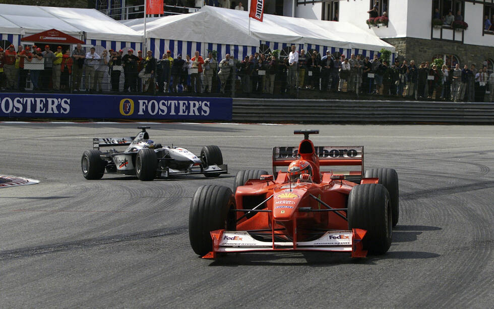 Foto zur News: In der Saison 2000 überholte Mika Häkkinen Michael Schumacher unter freundlicher Mithilfe von Ricardo Zonta - damals übrigens ganz ohne DRS. In diesem Jahr gibt es derweil wieder zwei DRS-Zonen, die das Überholen (noch) einfacher machen sollen.