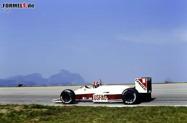 Der US-Amerikaner ist vor allem in seiner Heimat erfolgreich und gewinnt 1998 unter anderem das legendäre Indianapolis 500. In der Formel 1 steht er immerhin neunmal auf dem Podium und holte 1982 und 1983 sogar zwei zweite Plätze. Ganz oben auf dem Treppchen darf er in der Königsklasse aber nie jubeln. Foto zur News: Der US-Amerikaner ist vor allem in seiner Heimat erfolgreich und gewinnt 1998 unter anderem das legendäre Indianapolis 500. In der Formel 1 steht er immerhin neunmal auf dem Podium und holte 1982 und 1983 sogar zwei zweite Plätze. Ganz oben auf dem Treppchen darf er in der Königsklasse aber nie jubeln.