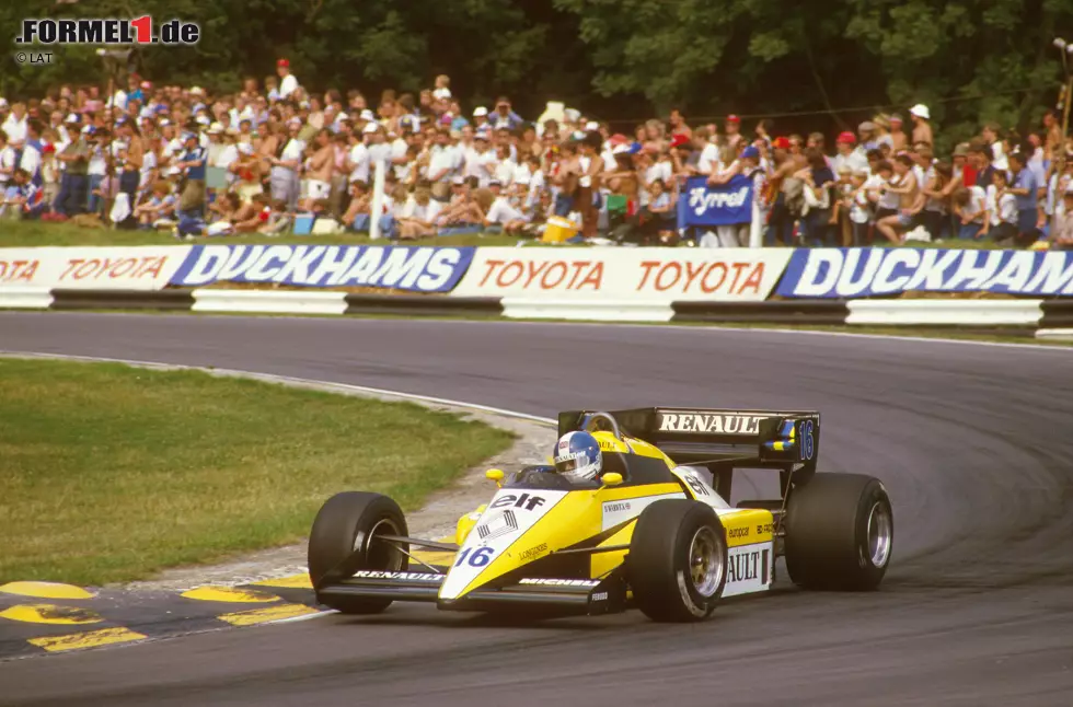 Der Brite fährt insgesamt elf Saisons in der Formel 1 und erlebt 1984 bei Renault sein bestes Jahr. Viermal steht er auf dem Podium, ein Sieg ist allerdings nicht drin. Für 1985 lehnt er ein Cockpit bei Williams-Honda ab - die wohl größte Fehlentscheidung seiner Karriere. Auf dem Podest steht er anschließend nie wieder. Foto zur News: Der Brite fährt insgesamt elf Saisons in der Formel 1 und erlebt 1984 bei Renault sein bestes Jahr. Viermal steht er auf dem Podium, ein Sieg ist allerdings nicht drin. Für 1985 lehnt er ein Cockpit bei Williams-Honda ab - die wohl größte Fehlentscheidung seiner Karriere. Auf dem Podest steht er anschließend nie wieder.