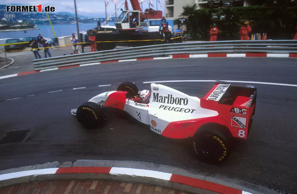 Der heutige TV-Experte kann in satten zwölf Formel-1-Saisons nie ein Rennen gewinnen. Als er für 1994 bei McLaren unterschreibt, befindet sich das Team nach vielen glorreichen Jahren gerade auf dem absteigenden Ast. In dieser Saison kann man in Woking erstmals seit 1980 keinen einzigen Sieg bejubeln - sinnbildlich für Brundles Karriere. Foto zur News: Der heutige TV-Experte kann in satten zwölf Formel-1-Saisons nie ein Rennen gewinnen. Als er für 1994 bei McLaren unterschreibt, befindet sich das Team nach vielen glorreichen Jahren gerade auf dem absteigenden Ast. In dieser Saison kann man in Woking erstmals seit 1980 keinen einzigen Sieg bejubeln - sinnbildlich für Brundles Karriere.