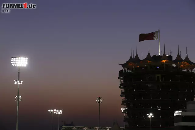 Schauplatz der Formel-1-Show ist der International Circuit vor den Toren der Hauptstadt Manama, die bei Einbruch der Dunkelheit anmutet wie die nahöstliche Antwort auf Las Vegas und ein Vergnügungspark für reiche Grenzpendler aus Saudi-Arabien ist. Denn es gibt nur 1,3 Millionen Bahrainis! Foto zur News: Schauplatz der Formel-1-Show ist der International Circuit vor den Toren der Hauptstadt Manama, die bei Einbruch der Dunkelheit anmutet wie die nahöstliche Antwort auf Las Vegas und ein Vergnügungspark für reiche Grenzpendler aus Saudi-Arabien ist. Denn es gibt nur 1,3 Millionen Bahrainis!