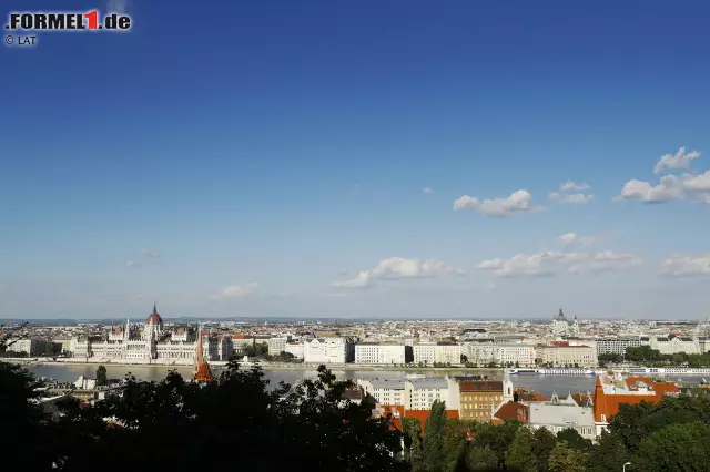 Wer zum ersten Mal in die 1,7 Millionen Einwohner zählende Donaumetropole kommt, ist von romantischer Verträumtheit und architektonischem Prunk überwältigt. Wenn über der Kettenbrücke sowie zwischen den Stadtteilen Buda und Pest die Sonne untergeht, wird klar, warum die Stadt Europas Nummer sechs bei den Touristenzahlen ist. Foto zur News: Wer zum ersten Mal in die 1,7 Millionen Einwohner zählende Donaumetropole kommt, ist von romantischer Verträumtheit und architektonischem Prunk überwältigt. Wenn über der Kettenbrücke sowie zwischen den Stadtteilen Buda und Pest die Sonne untergeht, wird klar, warum die Stadt Europas Nummer sechs bei den Touristenzahlen ist.
