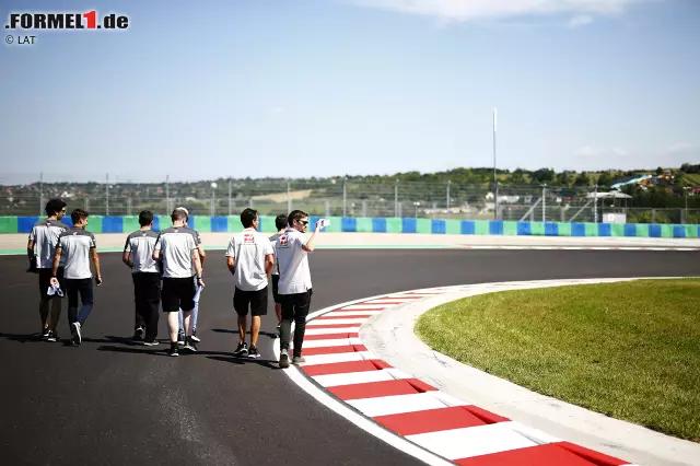 Max Verstappen (Red Bull) freut sich über das kurzweilige Vergnügen: "Die kleine Strecke mit einem großen Auto zu fahren sorgt für Go-Kart-Feeling." Sieben Links- und sieben Rechtskurven sorgen dafür, dass der Vollgasanteil bei nur 59 Prozent liegt und im Vergleich wenig Sprit verbraucht wird. Foto zur News: Max Verstappen (Red Bull) freut sich über das kurzweilige Vergnügen: "Die kleine Strecke mit einem großen Auto zu fahren sorgt für Go-Kart-Feeling." Sieben Links- und sieben Rechtskurven sorgen dafür, dass der Vollgasanteil bei nur 59 Prozent liegt und im Vergleich wenig Sprit verbraucht wird.