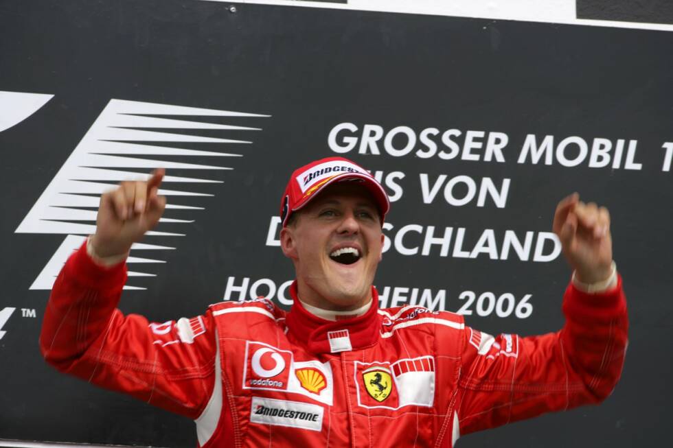 Foto zur News: Während Vettel in Hockenheim noch nie gewonnen hat, ist der Rekordsieger in Hockenheim ein Freund und Landsmann: Michael Schumacher siegte vier Mal. Mit 1:13,306 Minuten fuhr er im Qualifying 2004 auch die schnellste Runde.