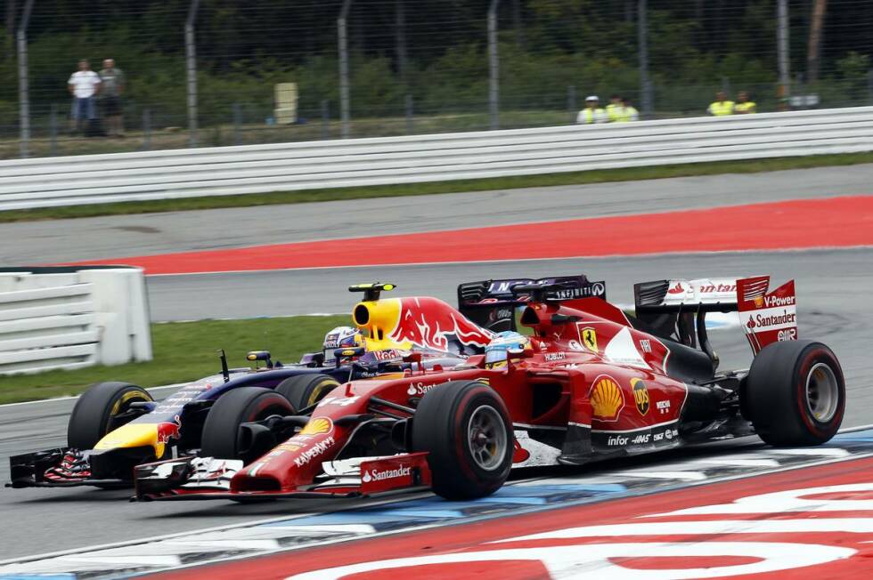 Foto zur News: Bei der bislang letzten Hockenheim-Ausgabe bewiesen Daniel Ricciardo und Fernando Alonso, dass der Kurs von Hermann Tilke wie gemacht für tolle Zweikämpfe ist.