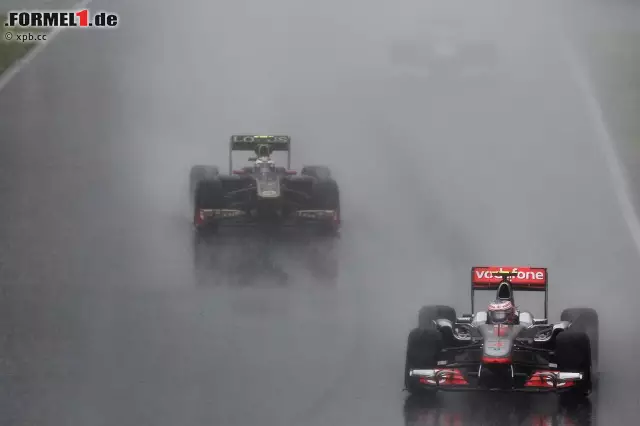 Der Brite, der 2011 ein vier Stunden und vier Minuten langes Chaosrennen mit Wetterkapriolen gewann, liebt die Strecke für "umwerfenden Motorsport" und sagt: "Wenn man heil und ohne einen Kratzer an der 'Wall of Champions' vorbeikommt, dann fühlt sich das schon wie eine Leistung an." Foto zur News: Der Brite, der 2011 ein vier Stunden und vier Minuten langes Chaosrennen mit Wetterkapriolen gewann, liebt die Strecke für "umwerfenden Motorsport" und sagt: "Wenn man heil und ohne einen Kratzer an der 'Wall of Champions' vorbeikommt, dann fühlt sich das schon wie eine Leistung an."