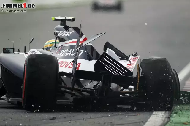 Die Mauer auf der Außenseite der letzten Schikane, die auf die Start- und Zielgerade führt, hat unter anderem bereits Michael Schumacher, Damon Hill, Jacques Villeneuve und Sebastian Vettel ein heiles Auto gekostet - aber auch vielen Piloten Siege beschert, denn wer hier etwas riskiert, dem winkt ein großer Zeitgewinn. Foto zur News: Die Mauer auf der Außenseite der letzten Schikane, die auf die Start- und Zielgerade führt, hat unter anderem bereits Michael Schumacher, Damon Hill, Jacques Villeneuve und Sebastian Vettel ein heiles Auto gekostet - aber auch vielen Piloten Siege beschert, denn wer hier etwas riskiert, dem winkt ein großer Zeitgewinn.