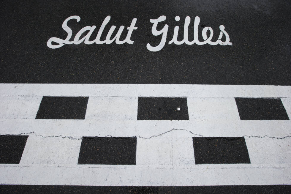 Foto zur News: Übriges heißt die Strecke erst seit 1982 Circuit Gilles Villeneuve - als die kanadische Rennlegende bei einen tödlichen Unfall in Zolder verstarb. Vier Jahre zuvor hatte er an Ort und Stelle noch selbst das Rennen gewonnen. Noch heute steht auf dem Asphalt hinter der Ziellinie gepinselt: &quot;Salut Gilles&quot;.