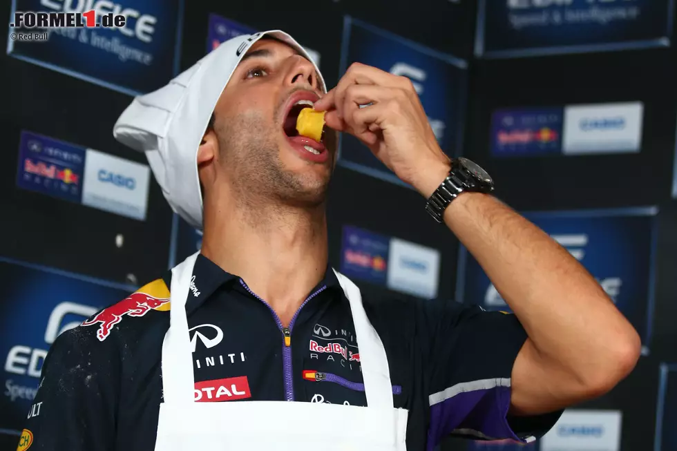 Daniel Ricciardo (Red Bull) hat eine Fast-Food-Spezialität erkundet, die jeden Starkoch und Ernährungscoach zum Strick greifen ließe: "Die Poutine ist so lecker!", sagt er über Pommes Frites mit Käsestückchen und Bratensauce, um sich dann noch als Gourmet outen zu wollen: "Die mit Hummer, die war etwas für Feinschmecker." Foto zur News: Daniel Ricciardo (Red Bull) hat eine Fast-Food-Spezialität erkundet, die jeden Starkoch und Ernährungscoach zum Strick greifen ließe: "Die Poutine ist so lecker!", sagt er über Pommes Frites mit Käsestückchen und Bratensauce, um sich dann noch als Gourmet outen zu wollen: "Die mit Hummer, die war etwas für Feinschmecker."