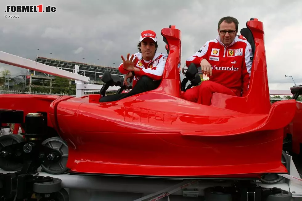 Abseits der Strecke hat Abu Dhabi für die Piloten aber viel zu bieten. Von rasanten Achterbahnfahrten in der Ferrari-World bis zu Abenteuern in der Wüste kann man viel erleben. "Ich bleibe immer noch ein wenig länger hier, um die Zeit in der Hitze zu genießen und Spaß zu haben", sagt Daniel Ricciardo. Foto zur News: Abseits der Strecke hat Abu Dhabi für die Piloten aber viel zu bieten. Von rasanten Achterbahnfahrten in der Ferrari-World bis zu Abenteuern in der Wüste kann man viel erleben. "Ich bleibe immer noch ein wenig länger hier, um die Zeit in der Hitze zu genießen und Spaß zu haben", sagt Daniel Ricciardo.