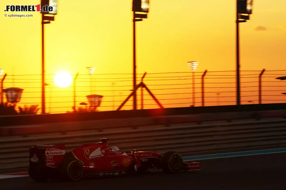 Richtig spektakulär wird es aber erst, wenn die Sonne untergeht. Abu Dhabi ist der einzige Grand Prix, der im Hellen startet und im Dunkeln endet. Dass es für die Fahrer aber auch bei "Nacht" taghell ist, dafür sorgen wie in Singapur zahlreiche Lichter am Rande der Strecke: "Die Sicht ist eigentlich gut", meint Kimi Räikkönen. Foto zur News: Richtig spektakulär wird es aber erst, wenn die Sonne untergeht. Abu Dhabi ist der einzige Grand Prix, der im Hellen startet und im Dunkeln endet. Dass es für die Fahrer aber auch bei "Nacht" taghell ist, dafür sorgen wie in Singapur zahlreiche Lichter am Rande der Strecke: "Die Sicht ist eigentlich gut", meint Kimi Räikkönen.