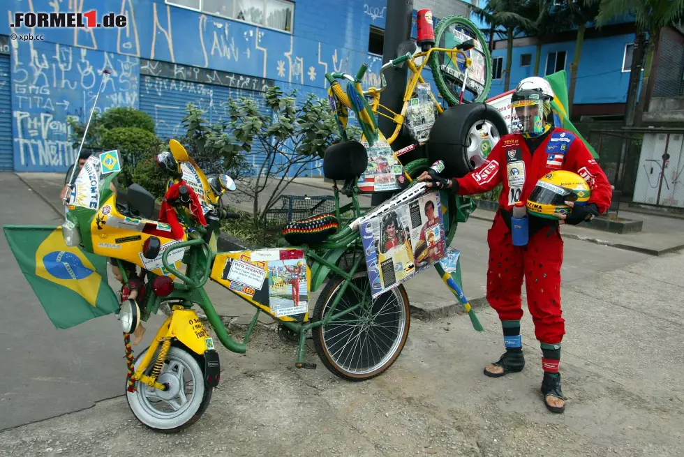 Foto zur News: &quot;Brasilien ist wegen Ayrton Senna immer etwas Besonderes&quot;, erklärt Romain Grosjean. Auch mehr als 20 Jahre nach seinem Tod scheint Senna rund um das Autodromo Jose Carlos Pace in Interlagos an jeder Ecke zu sein. Die Fans verehren ihren Helden noch immer.