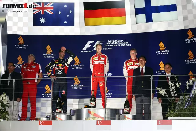 Wer all die Anstrengungen überwunden hat und schnell war, der kann sich über eines der bedeutendsten Podien freuen. "Ein Sieg in Singapur ist mehr wert als auf anderen Strecken. Prestigeträchtiger", meint Alonso. Der Spanier ist übrigens einer von nur drei Siegern hier - und alle waren Weltmeister. Foto zur News: Wer all die Anstrengungen überwunden hat und schnell war, der kann sich über eines der bedeutendsten Podien freuen. "Ein Sieg in Singapur ist mehr wert als auf anderen Strecken. Prestigeträchtiger", meint Alonso. Der Spanier ist übrigens einer von nur drei Siegern hier - und alle waren Weltmeister.