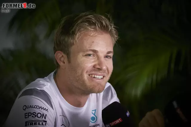 Foto zur News: Das heißt, die Piloten gehen erst um vier Uhr nachts ins Bett - und stehen dementsprechend spät auch auf. "Gestern war ich bis drei Uhr in der Bar, das ist echt witzig", findet Rosberg den Zeitplan cool. Andere wiederum haben Probleme: "Jeder Tag kommt dir vor, als wäre er 36 Stunden lang", stöhnt Jenson Button - er wird ja nicht jünger.