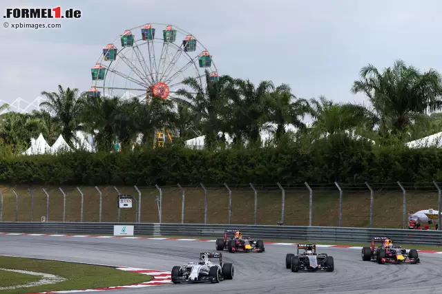 Foto zur News: Eine neue Asphaltdecke in Sepang, die den Belägen in Sotschi, in Baku und in Spielberg ähnelt, hält Fernando Alonso (McLaren) für einen Anlass, das Setup aus dem Vorjahr weitgehend zu verwerfen. "Sie ist rabenschwarz, was ihre Temperaturen deutlich in die Höhe treiben wird." Das könnte mehr Reifenabbau und -verschleiß bedeuten.