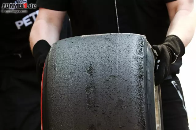 Auf der anderen Seite ist die Asphaltsorte eine glattere, was den gegenteiligen Effekt zur Folge haben könnte - so beobachtet bei den Grands Prix, bei denen der Belag bereits zum Einsatz kam. Die Formel 1 wird umso genauer auf die ebenfalls mit Pirelli-Reifen ausgestatteten Rahmenserien GP2 und GP3 schielen. Foto zur News: Auf der anderen Seite ist die Asphaltsorte eine glattere, was den gegenteiligen Effekt zur Folge haben könnte - so beobachtet bei den Grands Prix, bei denen der Belag bereits zum Einsatz kam. Die Formel 1 wird umso genauer auf die ebenfalls mit Pirelli-Reifen ausgestatteten Rahmenserien GP2 und GP3 schielen.
