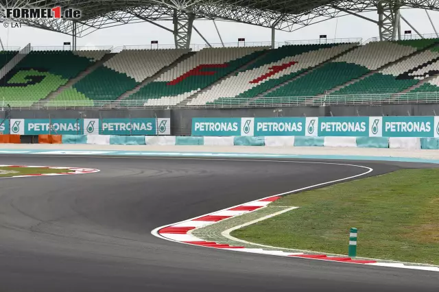Auch Kurve zwei hängt jetzt jetzt nach außen. "Früher ist das kurveninnere Rad dort immer etwas ausgehebelt worden und hing in der Luft. Das wird nicht mehr der Fall sein", schätzt Sergio Perez (Force India). "Ein riesiger Unterschied." Auch für die Formel-1-Fotografen, die an dieser Stelle immer spektakuläre Bilder knipsten. Foto zur News: Auch Kurve zwei hängt jetzt jetzt nach außen. "Früher ist das kurveninnere Rad dort immer etwas ausgehebelt worden und hing in der Luft. Das wird nicht mehr der Fall sein", schätzt Sergio Perez (Force India). "Ein riesiger Unterschied." Auch für die Formel-1-Fotografen, die an dieser Stelle immer spektakuläre Bilder knipsten.