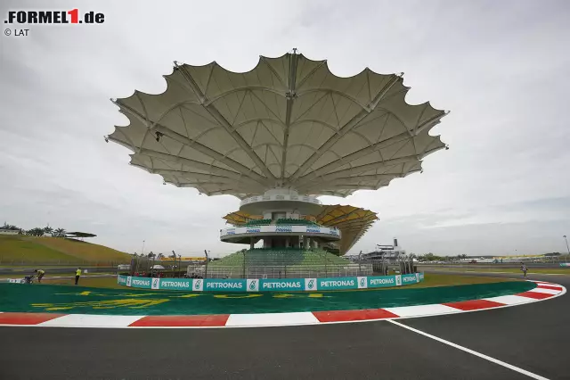 Weitere Neuerung: Die Schlusskurve hängt seit dem Umbau nach außen - das Niveau der Fahrbahnoberfläche ist also niedriger als auf der Innenseite. "Jeder Fahrer hasst solche Kurven", weiß Jenson Button (McLaren). Auch Rosberg zieht die Augenbrauen hoch: "Früher war es auch schon ein bisschen so, aber jetzt wird es ganz anders." Foto zur News: Weitere Neuerung: Die Schlusskurve hängt seit dem Umbau nach außen - das Niveau der Fahrbahnoberfläche ist also niedriger als auf der Innenseite. "Jeder Fahrer hasst solche Kurven", weiß Jenson Button (McLaren). Auch Rosberg zieht die Augenbrauen hoch: "Früher war es auch schon ein bisschen so, aber jetzt wird es ganz anders."