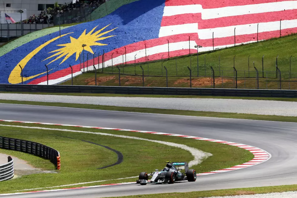 Foto zur News: Tropenhitze, hohe Luftfeuchtigkeit und die leckersten Currys des Formel-1-Jahres: Dafür war der seit 1999 ausgetragene Malaysia-Grand-Prix in Sepang immer bekannt. 2016 präsentiert der Kurs 60 Kilometer vor den Toren der Hauptstadt Kuala Lumpur eine neue Herausforderung: Es wurde kräftig umgebaut.