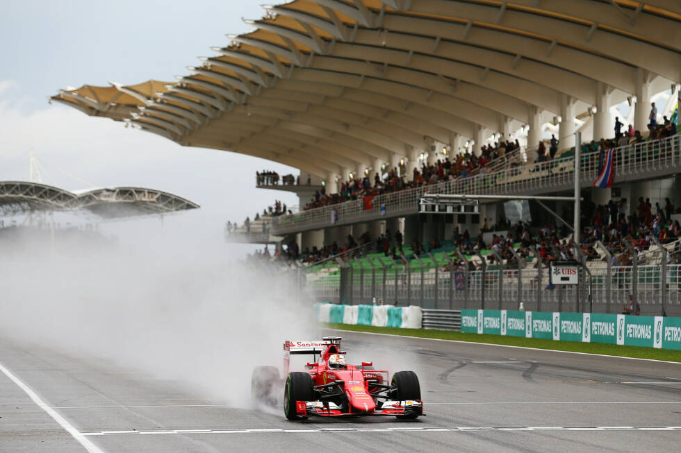 Foto zur News: Nichtsdestotrotz hat Sebastian Vettel (Ferrari) wenig Lust: &quot;Fühlt sich grausam an. In einer so langsamen Kurve verlieren wir richtig Grip.&quot; Er denkt auch an Wolkenbrüche in den Tropen: &quot;Ich war überrascht&quot;, sagt er über die Umbauten. &quot;Wenn es hier regnet, schüttet es richtig. Dann steht das Wasser.&quot; Und das Safety-Car könnte grüßen.