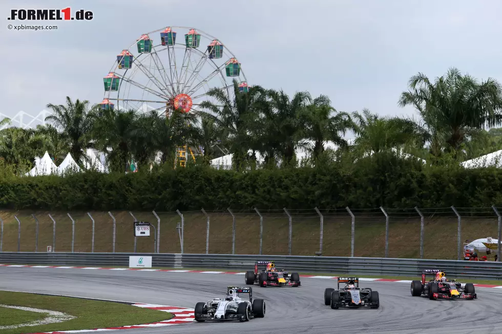 Foto zur News: Eine neue Asphaltdecke in Sepang, die den Belägen in Sotschi, in Baku und in Spielberg ähnelt, hält Fernando Alonso (McLaren) für einen Anlass, das Setup aus dem Vorjahr weitgehend zu verwerfen. &quot;Sie ist rabenschwarz, was ihre Temperaturen deutlich in die Höhe treiben wird.&quot; Das könnte mehr Reifenabbau und -verschleiß bedeuten.