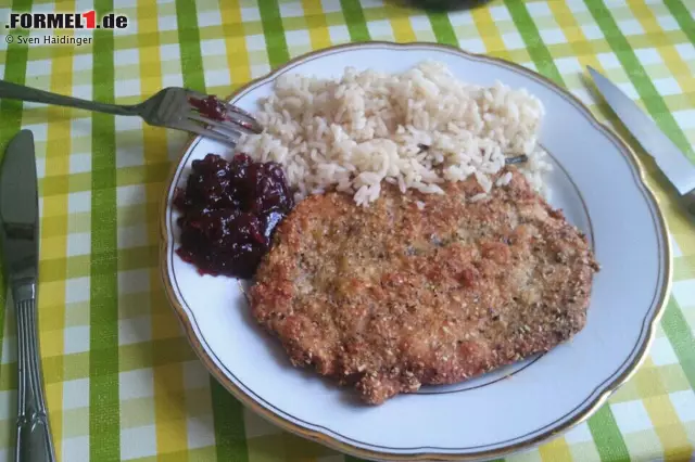 Foto zur News: Den Piloten gefällt der Besuch im Grazer Umland wegen der kulinarischen Genüsse, die nicht mit ihren strikten Ernährungsplänen korrespondieren: "Österreicher sind sehr gastfreundlich und es gibt jede Menge Schnitzel gratis", leckt sich Daniel Ricciardo (Red Bull) die Lippen ab. Kleiner Tipp: Tafelspitz ist kalorienärmer.