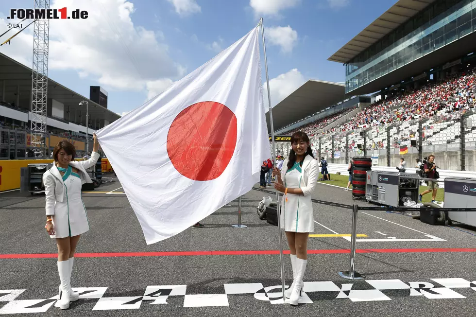 Foto zur News: Das Land des Lächelns zaubert auch den Formel-1-Piloten ein solches auf das Gesicht: Wenn sie am Morgen von Motorsport-Fans am Rande des Wahnsinns (und jenseits davon) empfangen werden oder wenn sie auf dem International Circuit Suzuka eine der letzten echten Fahrerstrecken unter die Räder nehmen. Vorhang auf für den Nippon-Kracher!