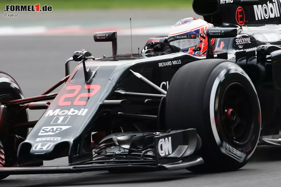 Die Sache lohnt sich, weil der veränderte Luftstrom an der Hinterachse den Luftwiderstand in Summe wieder senkt. In Brasilien teste McLaren eine "geschlossene Vorderachse" und größere Bremsschächte - eine Probe für 2017, weil durch die breiteren Reifen unbedingt der Widerstand reduziert werden muss. Foto zur News: Die Sache lohnt sich, weil der veränderte Luftstrom an der Hinterachse den Luftwiderstand in Summe wieder senkt. In Brasilien teste McLaren eine "geschlossene Vorderachse" und größere Bremsschächte - eine Probe für 2017, weil durch die breiteren Reifen unbedingt der Widerstand reduziert werden muss.