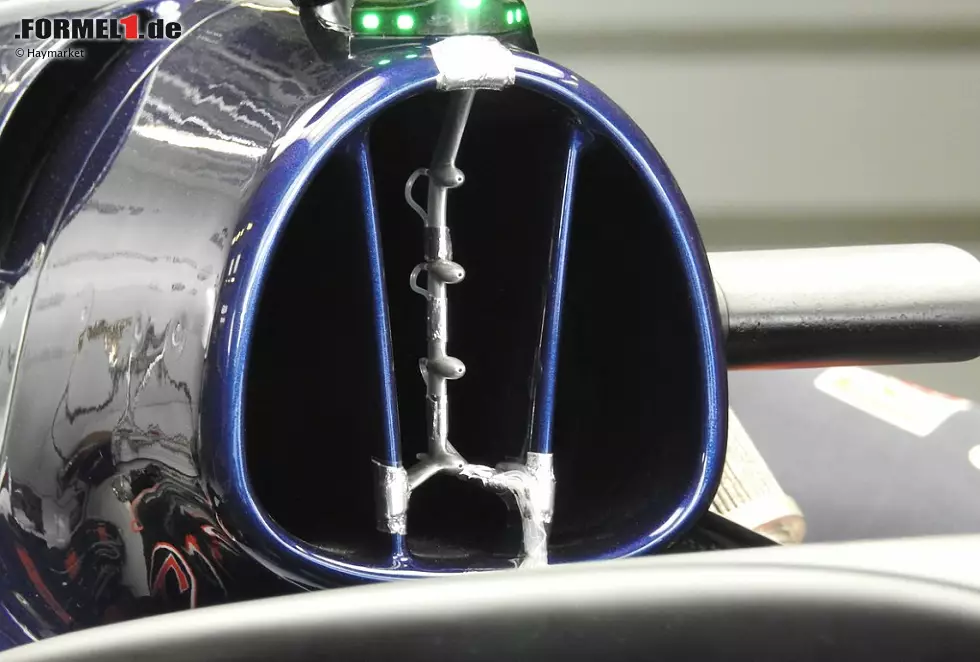 Halo stört aber den Luftstrom in Richtung Überrollbügel, denn das Design ist darauf ausgelegt, nicht unterbrochen zu werden. Weil die Luft nach unten und in Richtung des Heckflügel gedrückt wird und nicht mehr in die Airbox gelangt, entsteht ein Kühlungsproblem. Toro Rosso maß in Abu Dhabi deshalb mit Drucksensoren den Luftstrom. Foto zur News: Halo stört aber den Luftstrom in Richtung Überrollbügel, denn das Design ist darauf ausgelegt, nicht unterbrochen zu werden. Weil die Luft nach unten und in Richtung des Heckflügel gedrückt wird und nicht mehr in die Airbox gelangt, entsteht ein Kühlungsproblem. Toro Rosso maß in Abu Dhabi deshalb mit Drucksensoren den Luftstrom.