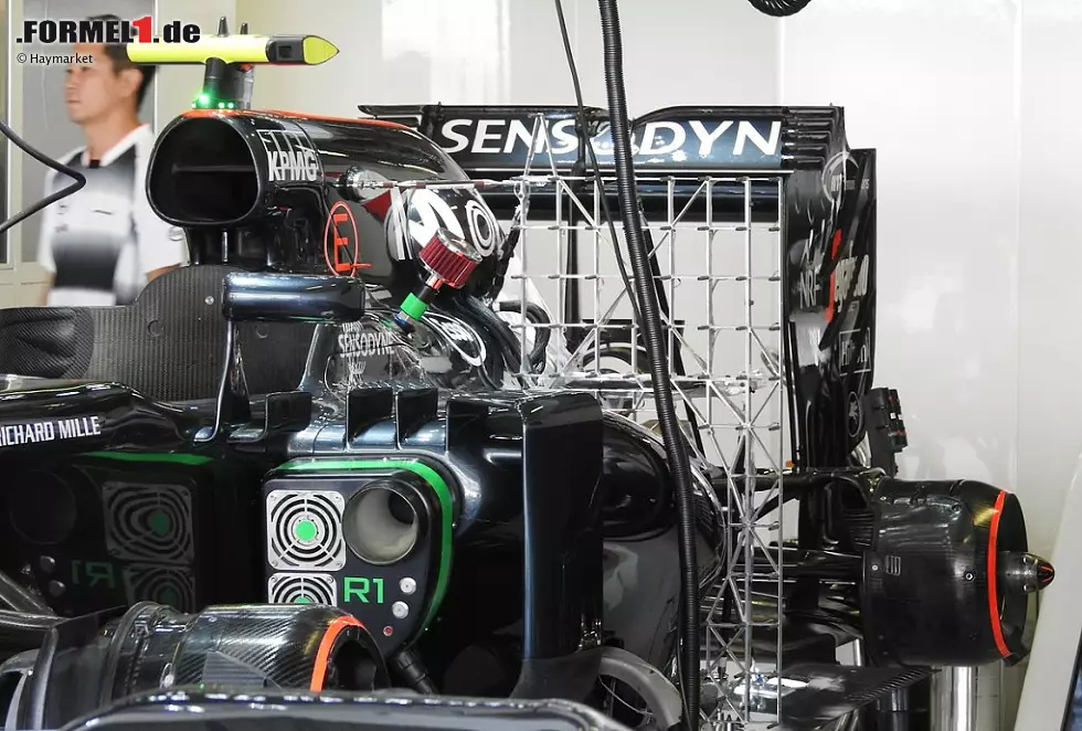 McLaren legte bei den vorderen Bremsschächten Hand an. Die sogenannte "offene Vorderachse" war schon zuvor ein aerodynamischer Trick, bei dem die Bremsschächte Luft in Richtung der Achsen ausströmen lassen. In Kombination mit dem Frontflügel werden die Turbulenzen der rotierenden Räder vom Auto wegbewegt. So entsteht mehr Luftwiderstand. Foto zur News: McLaren legte bei den vorderen Bremsschächten Hand an. Die sogenannte "offene Vorderachse" war schon zuvor ein aerodynamischer Trick, bei dem die Bremsschächte Luft in Richtung der Achsen ausströmen lassen. In Kombination mit dem Frontflügel werden die Turbulenzen der rotierenden Räder vom Auto wegbewegt. So entsteht mehr Luftwiderstand.