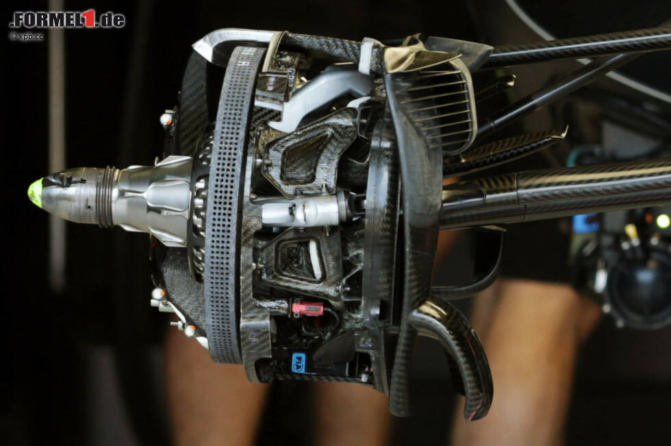 Foto zur News: Beim Weltmeisterteam Mercedes steht die Weiterentwicklung nie still. Für Monaco wurde der Monkey-Seat adaptiert, aber es gibt im sechsten Rennen auch die sechste Konfiguration des Bremssystems. Der Lufteinlass der Bremsbelüftung wurde - nebst anderen Detailänderungen - nach vorne gerückt.