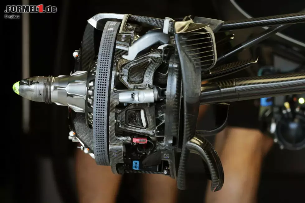 Beim Weltmeisterteam Mercedes steht die Weiterentwicklung nie still. Für Monaco wurde der Monkey-Seat adaptiert, aber es gibt im sechsten Rennen auch die sechste Konfiguration des Bremssystems. Der Lufteinlass der Bremsbelüftung wurde - nebst anderen Detailänderungen - nach vorne gerückt. Foto zur News: Beim Weltmeisterteam Mercedes steht die Weiterentwicklung nie still. Für Monaco wurde der Monkey-Seat adaptiert, aber es gibt im sechsten Rennen auch die sechste Konfiguration des Bremssystems. Der Lufteinlass der Bremsbelüftung wurde - nebst anderen Detailänderungen - nach vorne gerückt.