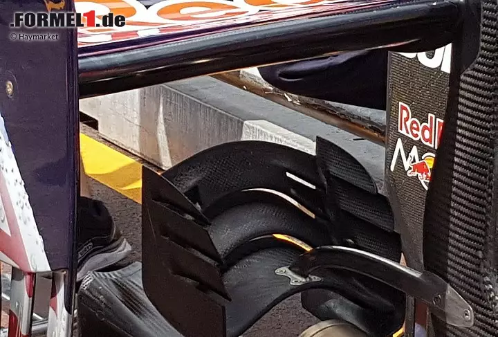 Fast alle Teams haben für Monaco neue Monkey-Seats entwickelt (Foto: Toro Rosso). Zweck dieses Bauteils ist aber nicht primär, Anpressdruck zu generieren, sondern den Luftstrom gemeinsam mit jenem des Diffusors unter den Heckflügel zu führen, damit die Heckflügel-Aerodynamik stabil bleibt. Foto zur News: Fast alle Teams haben für Monaco neue Monkey-Seats entwickelt (Foto: Toro Rosso). Zweck dieses Bauteils ist aber nicht primär, Anpressdruck zu generieren, sondern den Luftstrom gemeinsam mit jenem des Diffusors unter den Heckflügel zu führen, damit die Heckflügel-Aerodynamik stabil bleibt.