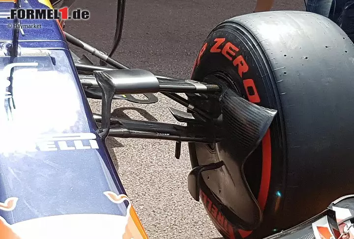 Foto zur News: Toro Rosso geht mit der Bremsbelüftung ans Limit. Luftleitbleche an den Bremsen zu montieren, ist übliche Praxis. Diese aber an der Radaufhängung zu befestigen, ist neu - und geht an die Grenze des Reglements. Weil 2015 eine ähnliche Variante im Einsatz war, abgesegnet durch die FIA, gibt&#039;s keinen Ärger.